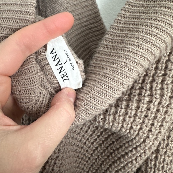 Zenana Outfitters brown V-Neck off shoulder Sweater - Picture 2 of 4